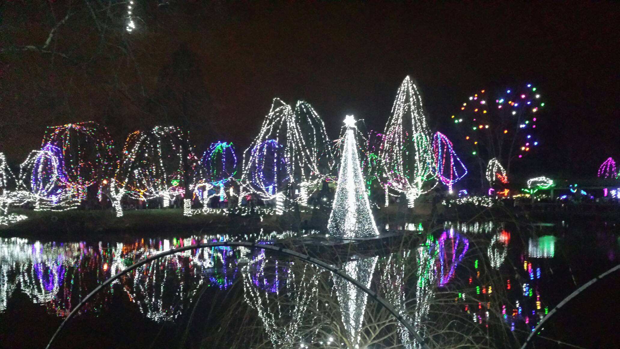 Winter Festivities: The Columbus Zoo Wildlights – Travel With Red Roof